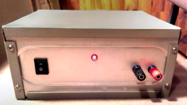 finished PSU box - front Boitier d’alimentation fini, avant