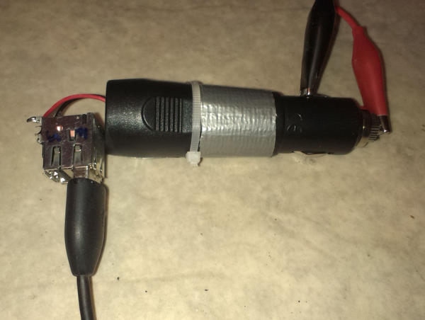 duct-taped and ziptied smartphone charger Assemblage au duct-tape et zipties
