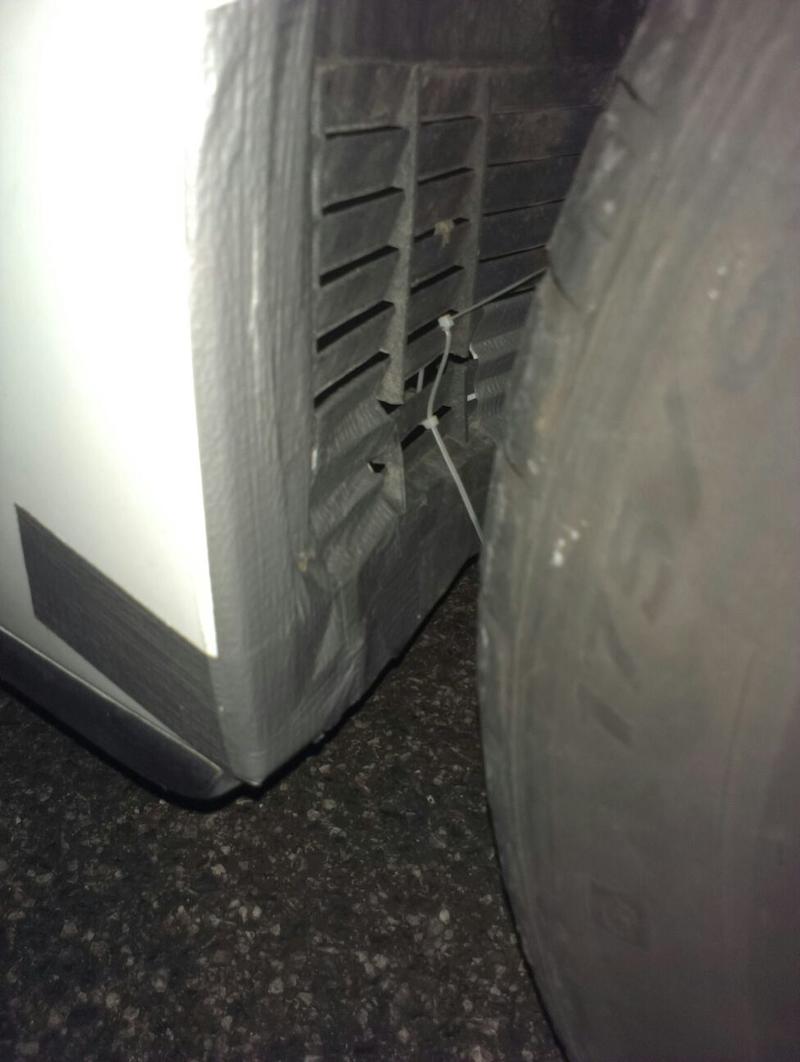 2017-08 Duct-tape après un nid de poule à 130km/h