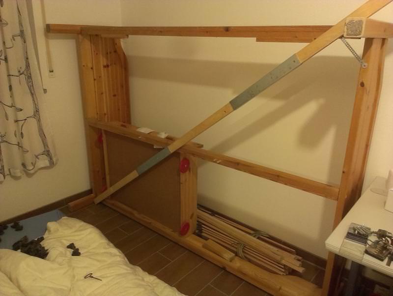 The bed was still shaky, so I reused a plywood beam to make the structure more rigid