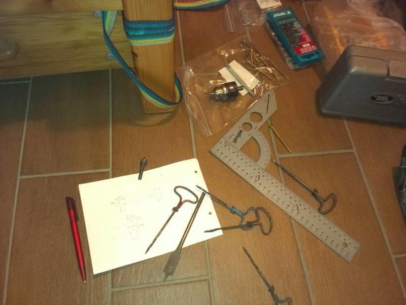 My drill is broken, so I’ll use its chuck and manual drillbits, that will work fine on soft wood