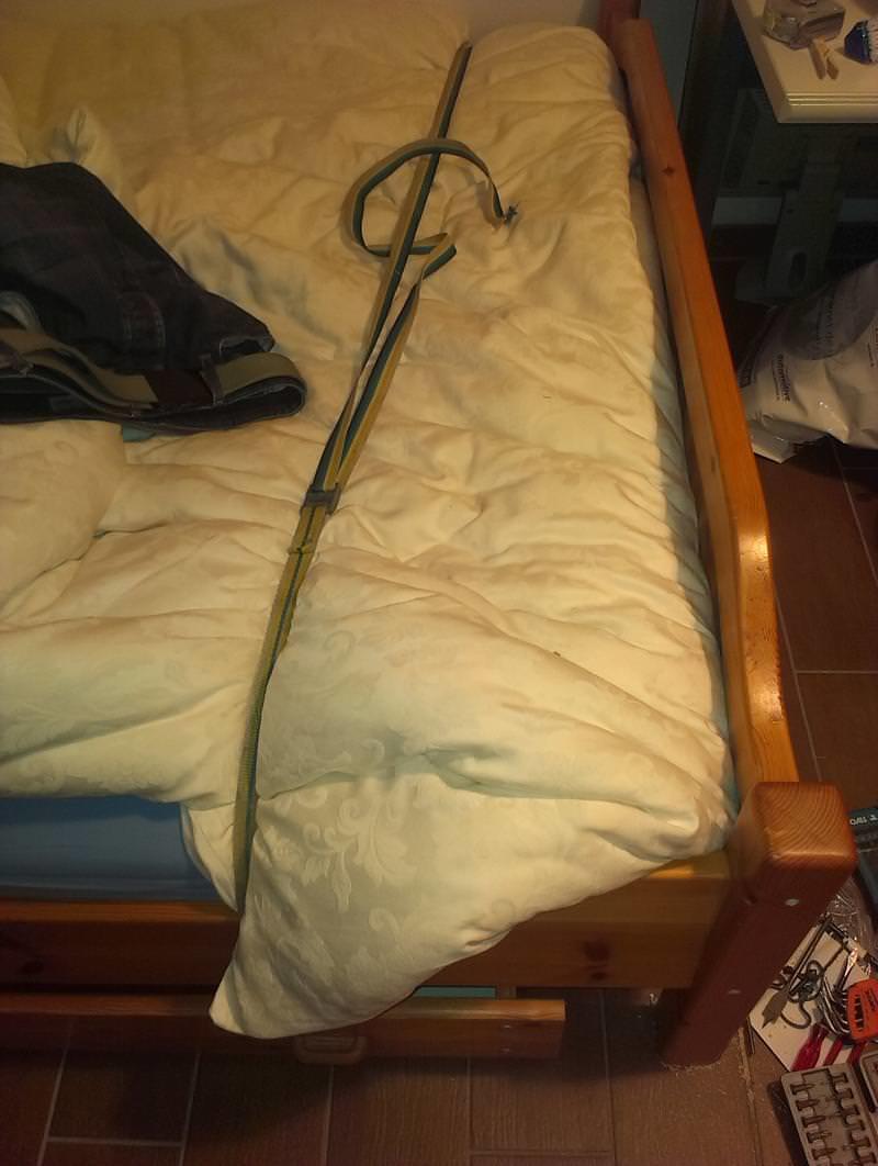 Once this part is fixed, the other part of the bed needs to be strapped to avoid collapsing