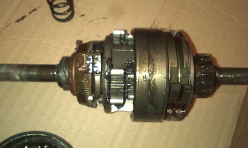 I’m always impressed how the managed to fit 5 gears in such a small package Exept the cooked grease, there’s not much play and it’s possible to get rid of the old grease with gas or brake cleaner (you’ll probably notice plenty of tiny metal particles in the grease)