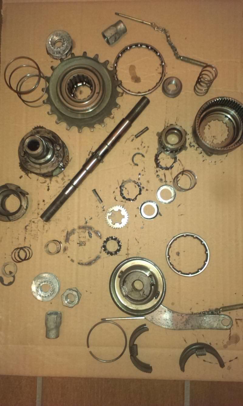 Now it’s all clean, so let’s start the puzzle I used 10W40/5W40 engine oil for the inner bearings and the gears, MoS2 bearing grease for the external bearings and the brakes(specific grease should be used for the brakes)
