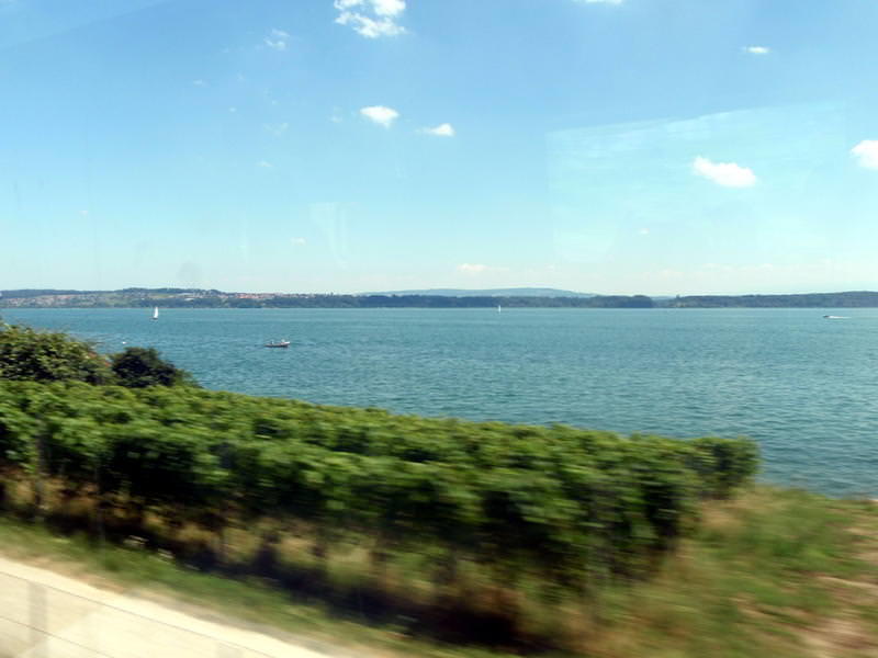 Lake Neuchâtel, tucked between the Jura and the Alps with its vineyards (CH/NE)