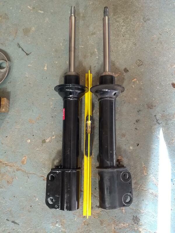 2020-08 front shocks new vs damaged (bent and seized at the bottom)