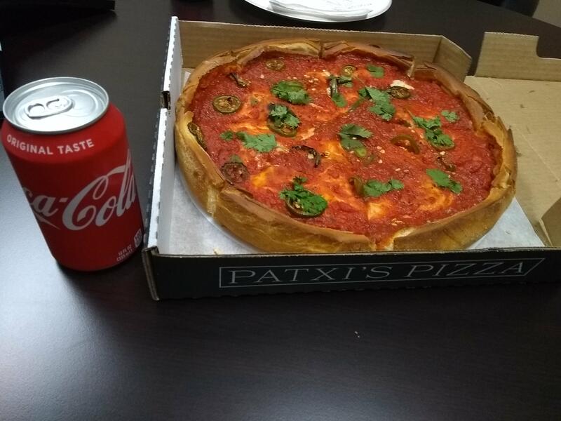 “Deep-dish pizza”, une pizza normale, mais très épaisse et remplie de fromage