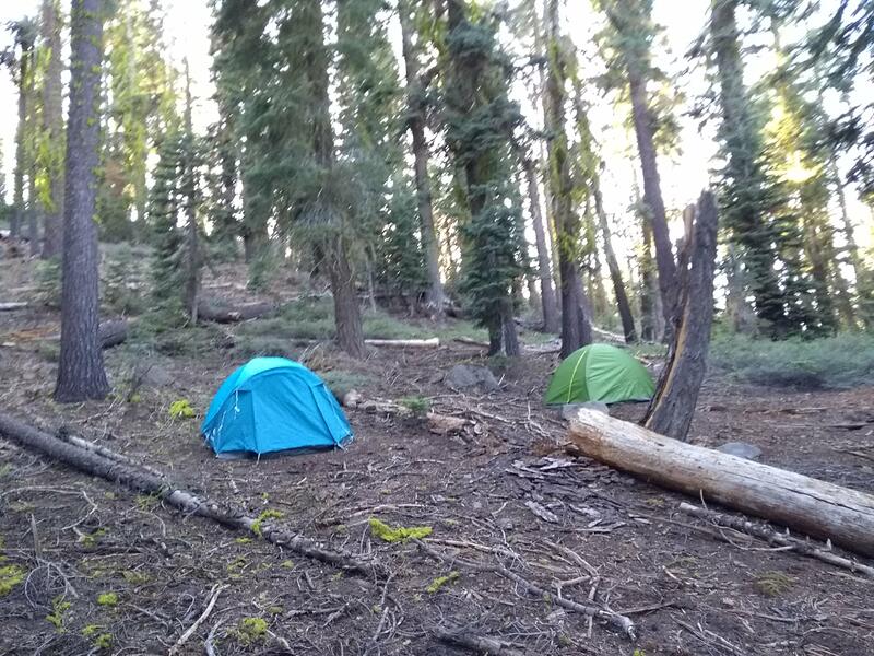 Camping dans la montagne au dessus de Lac Tahoe