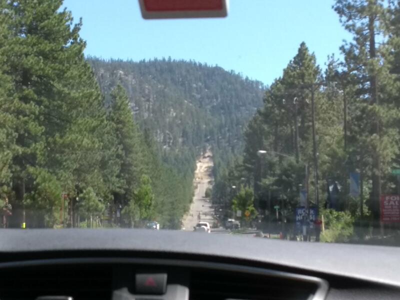 La route fait frontière, le Nevada est à gauche et la Californie à droite