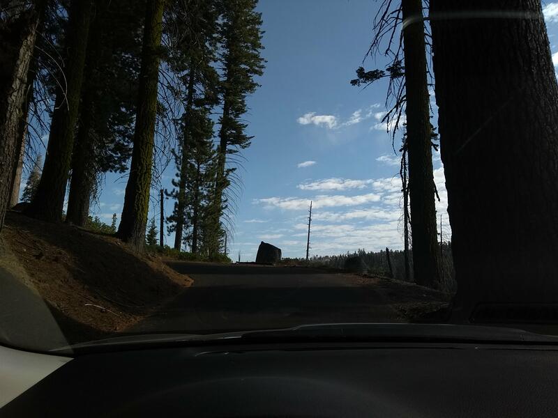 Route étroite vers le camping