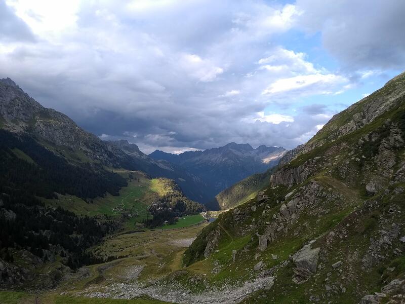 Vallée de Göschenen depuis le Göscheneralpsee, barrage à la base du Dammastockgletscher