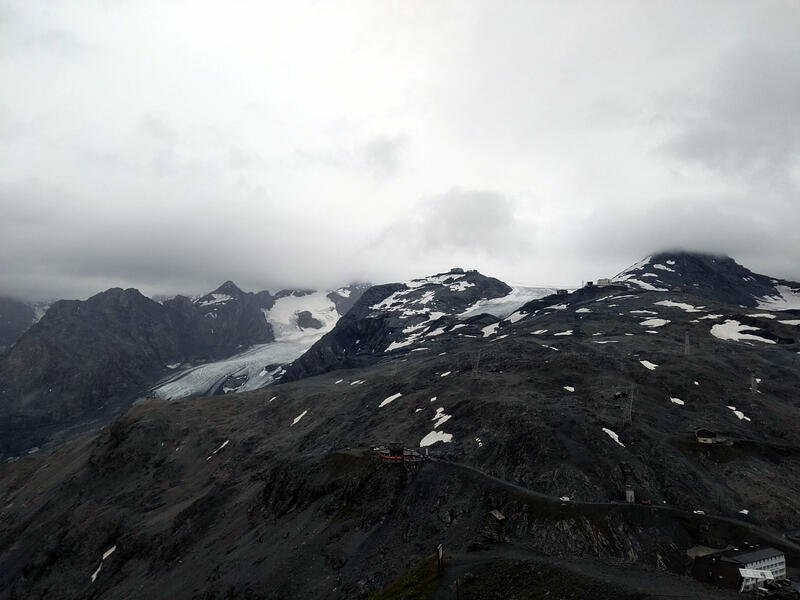 Massif de l’Ortler dans le brouillard (Madatschferner, Naglerspitz) depuis le Dreisprachenspitze (CH/IT)