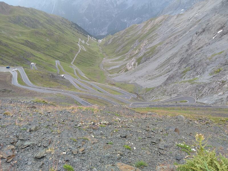 Route du Passo dello Stelvio (2’758m) en direction du Vinschgau (IT)