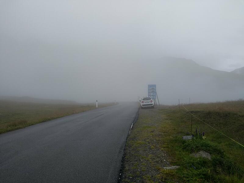 Umbrailpass (2’503m) avec l’Italie dans le brouillard (CH/IT)