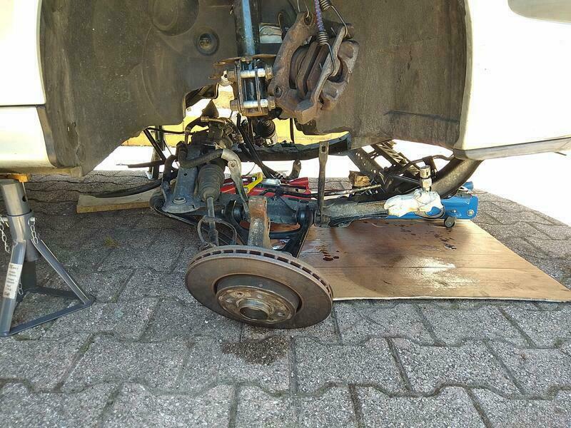 Subframe démonté Il vaut mieux placer un cric sous chaque triangle et une cale de bois sous le radiateur