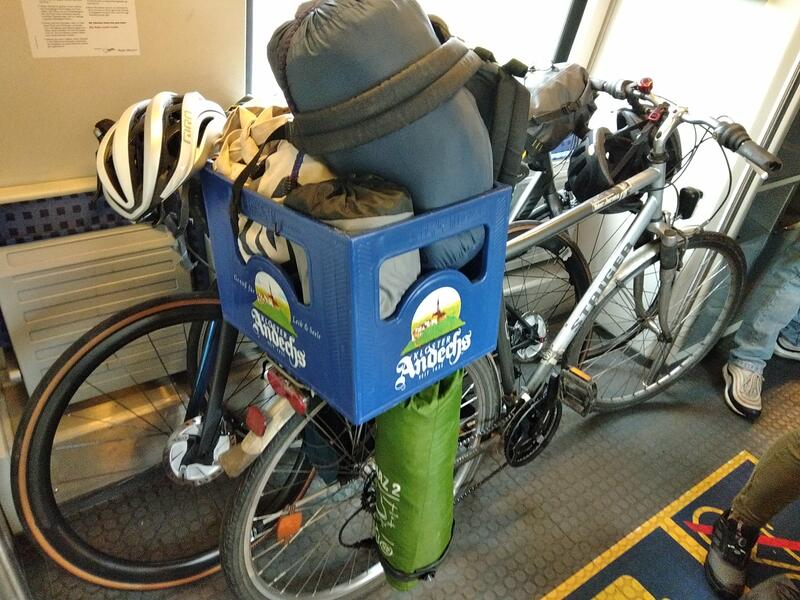 Vélo et son équipement chargés pour la première étape