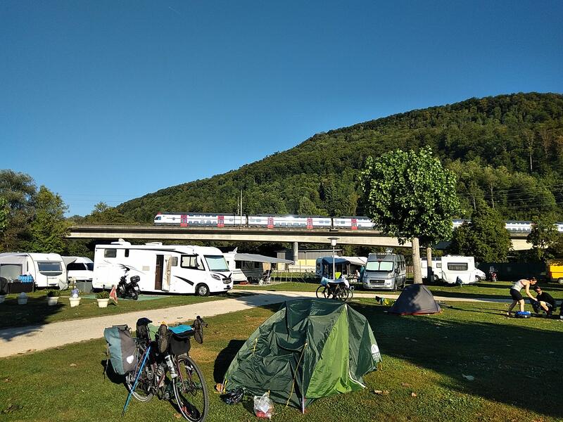 Camping entre une voie ferrée et une route nationale